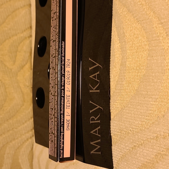 Mary Kay Facial Highlighting Pen Shade 1 - Picture 2 of 4